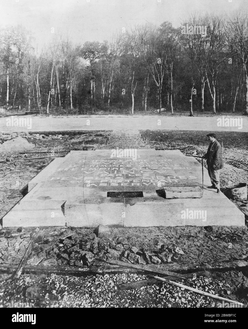 Wo der Waffenstillstand unterzeichnet wurde, wurde die riesige Granitplatte enthüllt, die in Rethondes im Wald von Compiègne in der Region Picardie, Frankreich, enthüllt wurde, um die Stelle zu markieren, an der der Waffenstillstand am 13. November 1922 unterzeichnet wurde Stockfoto