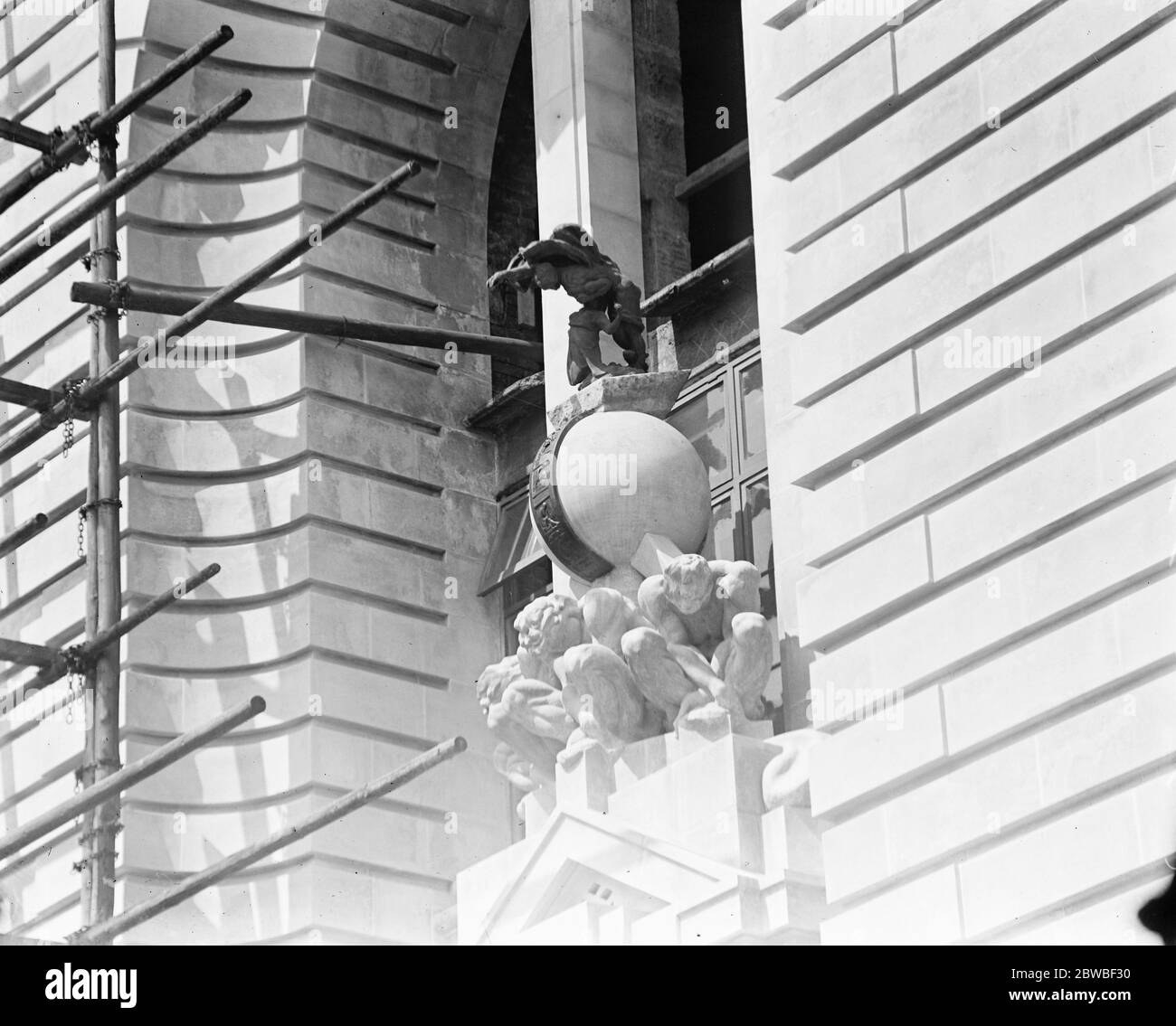 Geheimnisvolle Statue über Londons New County Ball EIN Gewicht der Verantwortung ist es ein allegorischer Appell für unsere Sympathie im Namen der L C C 7 Mai 1920 Stockfoto