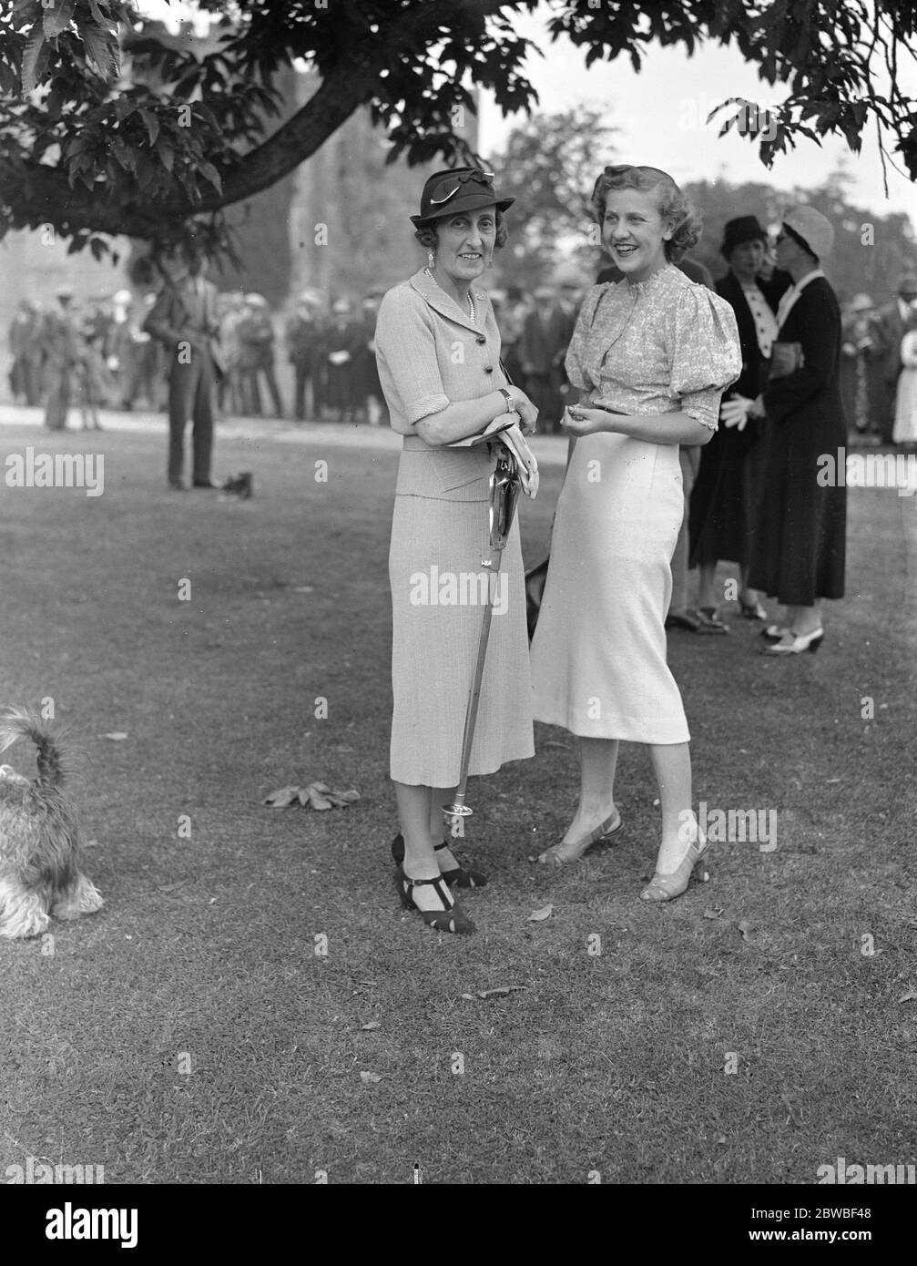 Beim Cowdray Park Polo Turnier in Midhurst in Sussex, Lady Cowdray mit ihrer Tochter Miss Daphne Pearson. 1937 Stockfoto