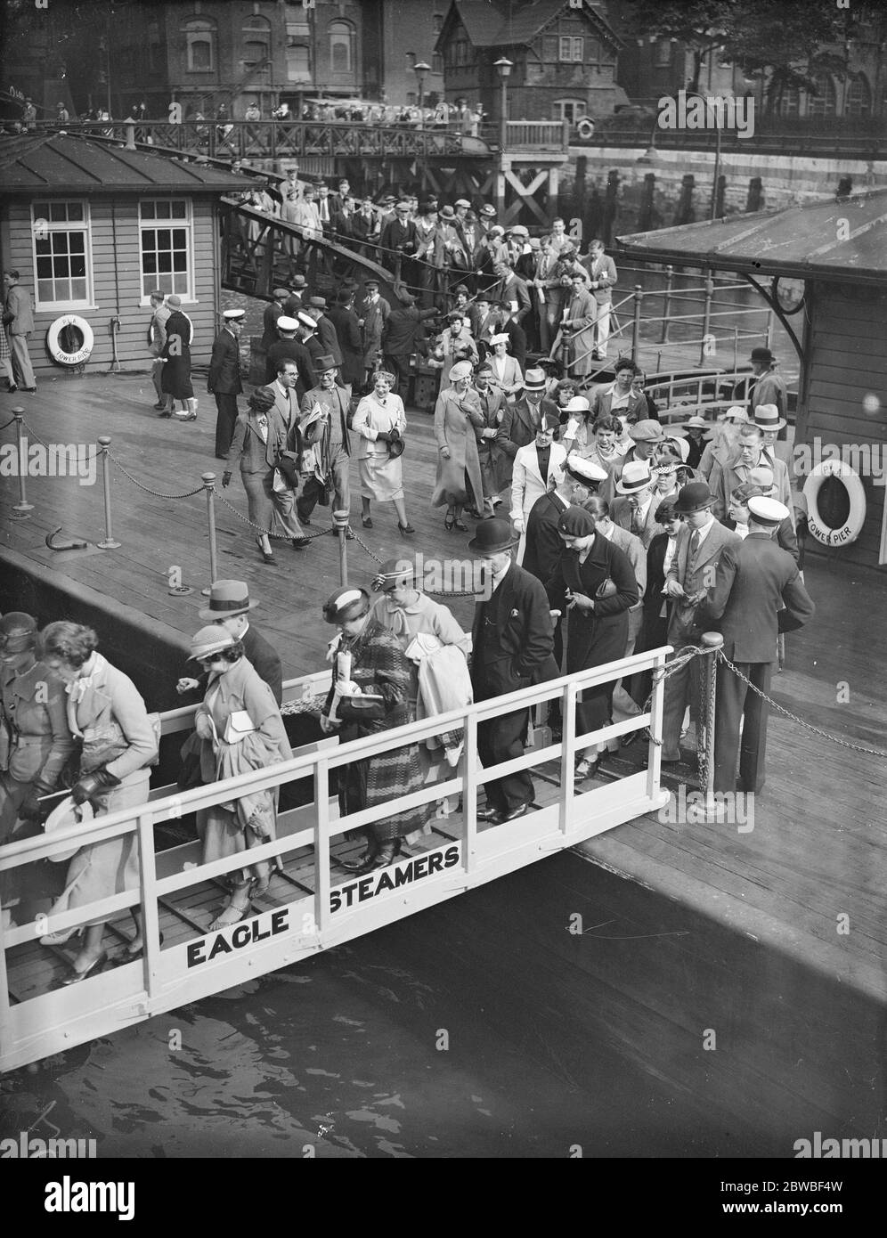 Boarding ' Adler ' Dampfer am Tower Pier , der erste Lauf der Saison 30 Mai 1925 Stockfoto