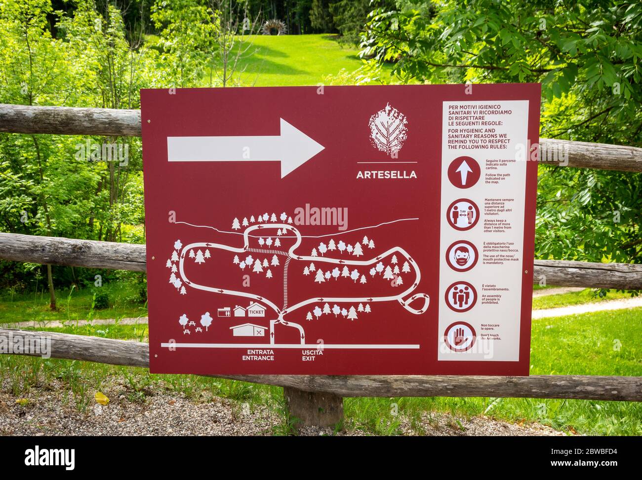 Schild mit Bergrouten und touristischen Informationen in der Arte Natura Route - Arte Sella - der Park mit vielen Kunstwerken - Borgo Valsugna -Italien Stockfoto