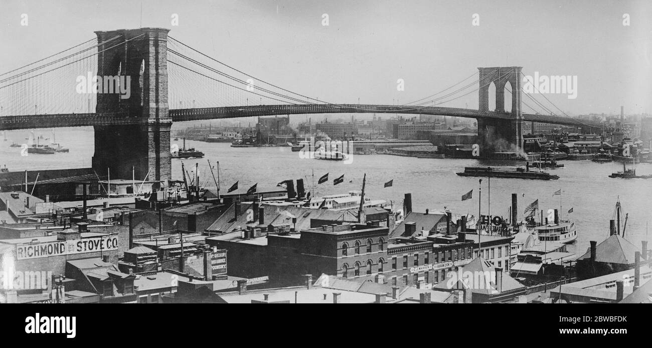 Brooklyn Bridge Gefahr der ungeheuer starke Verkehr über die Brooklyn Bridge , New York , Was eines der Wunder der Welt war, musste aufgrund seiner Entdeckung reduziert werden, dass eines der vier Kabel, die das Gewicht der Aufhängung tragen, von seinem Platz am 1. August 1922 gerutscht ist Stockfoto
