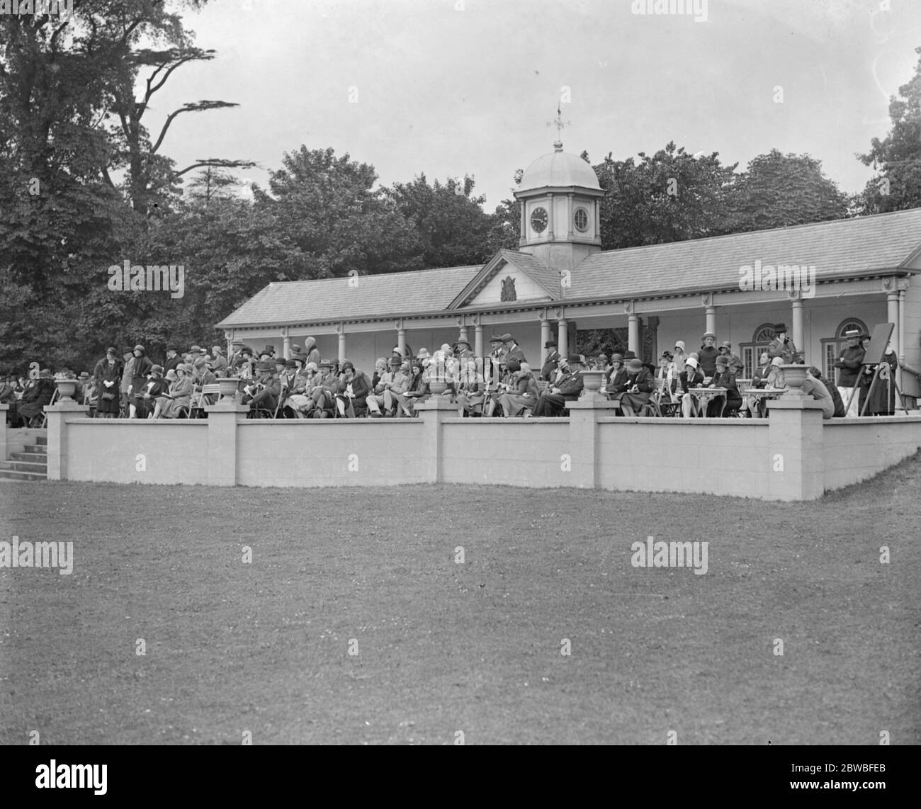 Polo in Ranelagh - der Pavillon voller Zuschauer. 31 Mai 1930 Stockfoto
