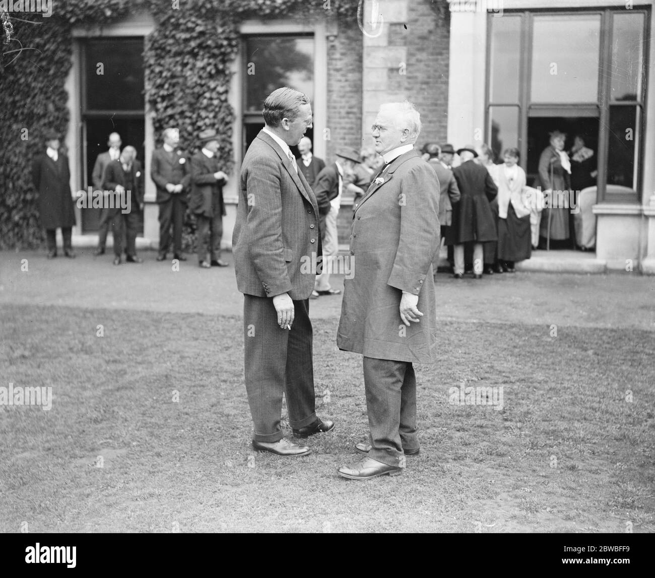 In der Varieté-Künstler wohlwollende Institution in Twickenham Mr R H Gillespie im Gespräch mit Rabph sylvester 1922 Stockfoto