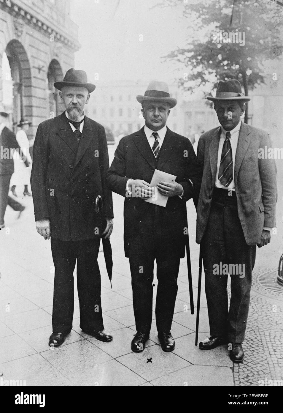 Der amerikanische Arbeitsminister in Berlin. Von links nach rechts: Der ehemalige deutsche Minister Wissel, Herr James C Bavies, der amerikanische Arbeitsminister, und der Herausgeber von Vorwartz. Sein Name ist Stampfer. Bis 21. August 1923 Stockfoto