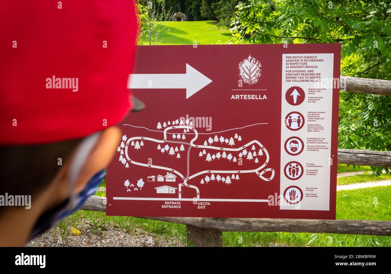 Schild mit Bergrouten und touristischen Informationen in der Arte Natura Route - Arte Sella - der Park mit vielen Kunstwerken - Borgo Valsugna -Italien Stockfoto