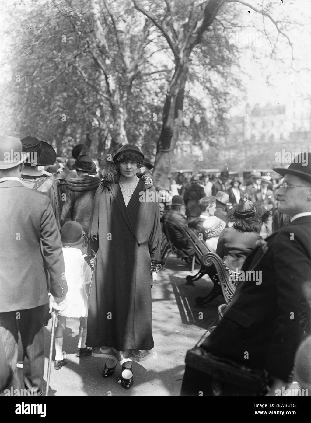 Gesellschaft Genießen Sie die Sonne im Hyde Park , London die Viscountess de Larpe Walking in the Row 8 Mai 1923 Stockfoto