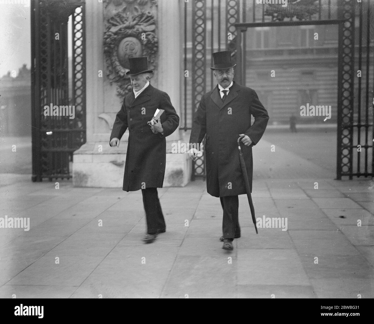Sekretär für Schottland im Palast der Herzog von Devonshire, Colonial Secretary und Viscount Novar, der Sekretär für Schottland verlassen 2. November 1922 Stockfoto