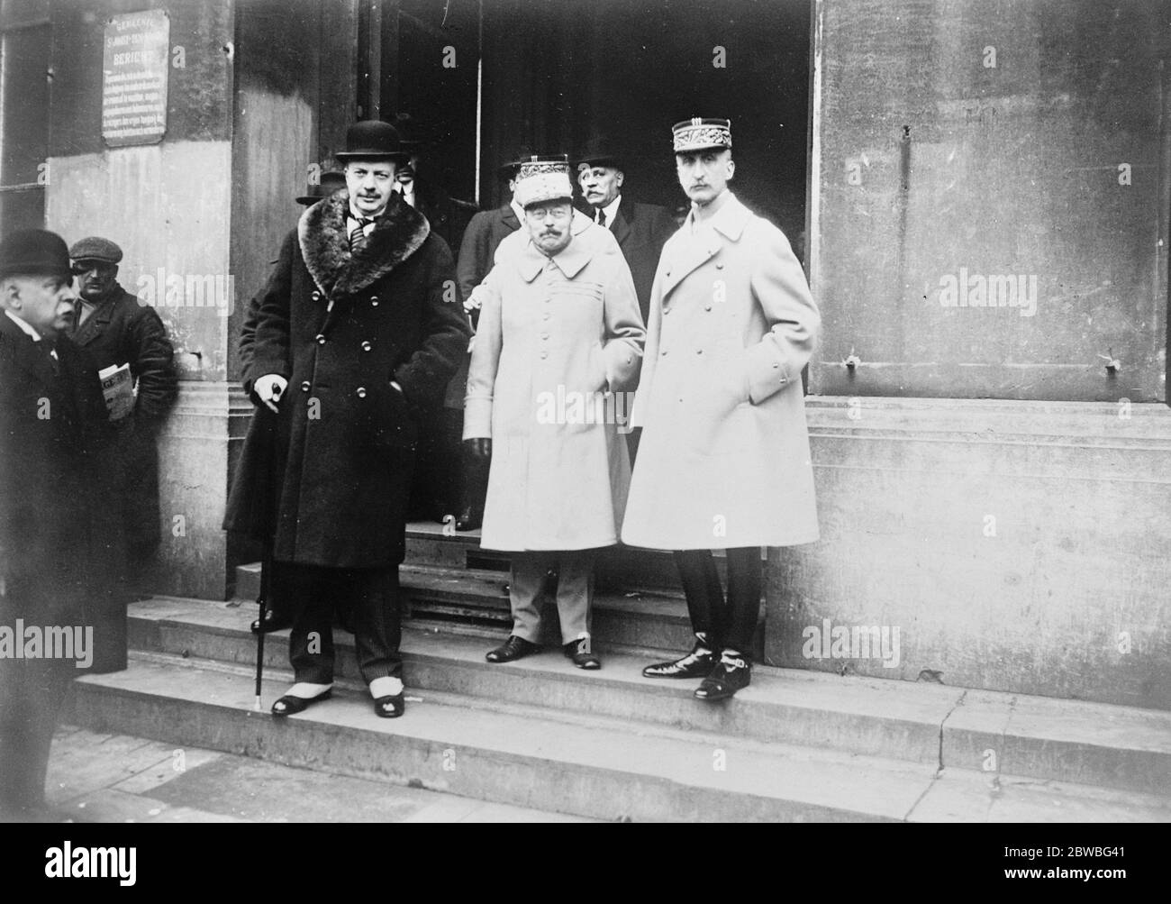 Französische Generäle auf Brüsseler Konferenz M Maginot und Generäle Degontte ( Mitte ) und Sirol fotografierten bei ihrer Ankunft in Brüssel für eine wichtige Konferenz über das Ruhrgebiet im belgischen Außenamt am 13. März 1923 Stockfoto