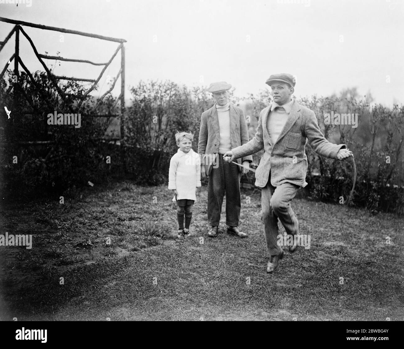 Jimmy Wilde immer fit Pancho Villa für den Titel der Welt Wilde beim Überspringen Übung zu treffen. Sein Sohn und Trainer sind auch gesehen 2 Mai 1923 Stockfoto