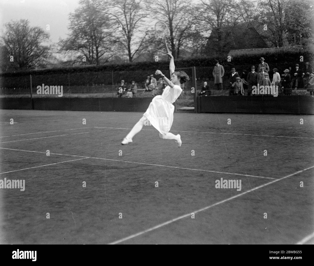 Roehampton Hard Court Rawn Tennis in London Miss E Collyer spielt die Damen Doppel 27 April 1923 Stockfoto
