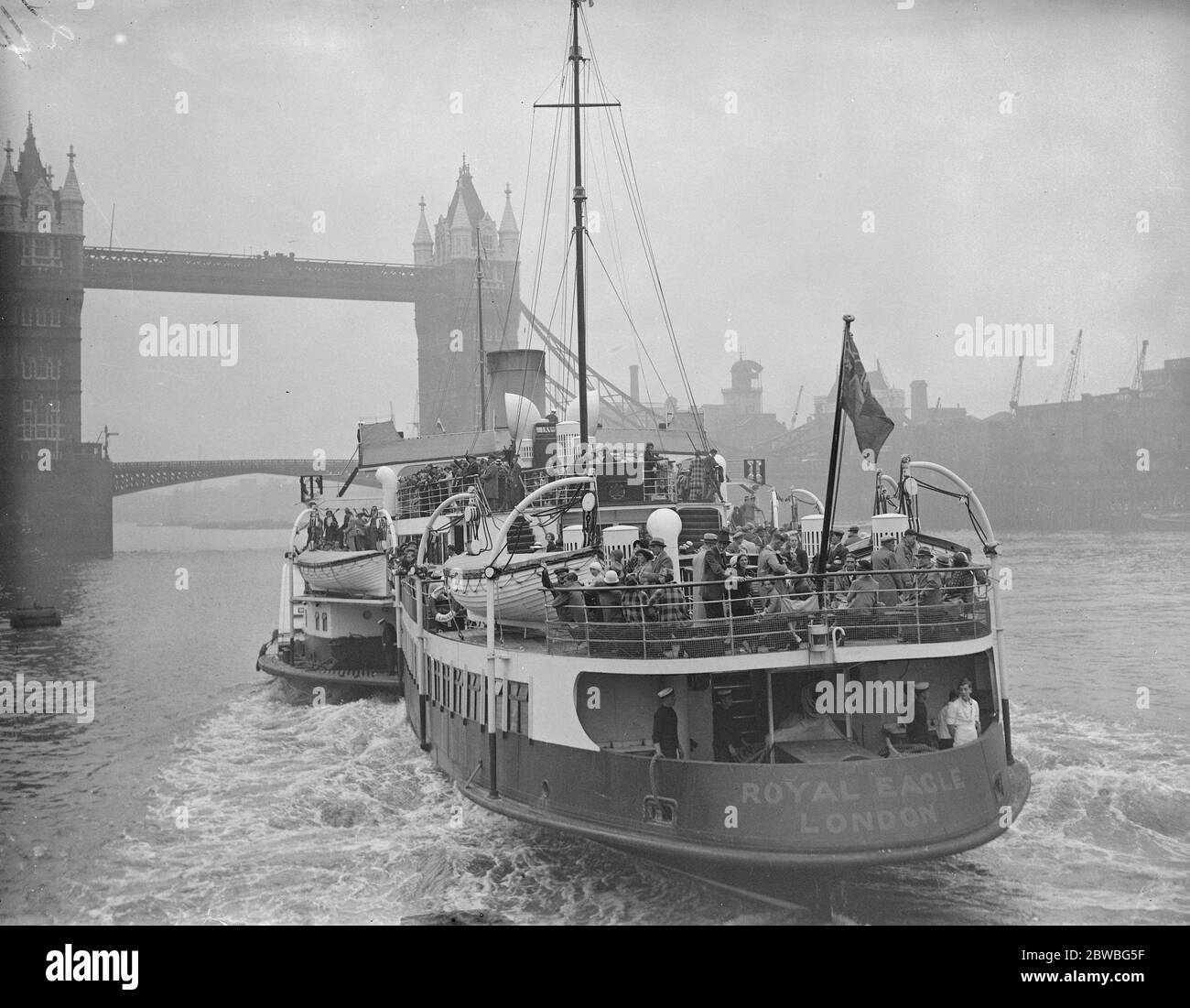 Die ' Royal Eagle ' verlassen Tower Tower Pier überfüllt mit Urlaubern 20 Juni 1936 Stockfoto