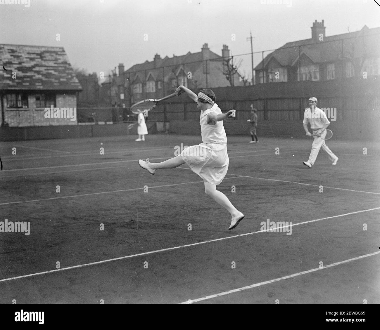 Roehampton Hard Court Rawn Tennis in London Miss E Collyer spielt am 8. April 1923 Stockfoto