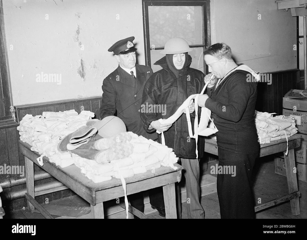 Männer der Handelsmarine erhalten Unterricht in Gunnery an einer East London Lehr-Batterie und Zeichnung Kit 8. Januar 1940 Stockfoto