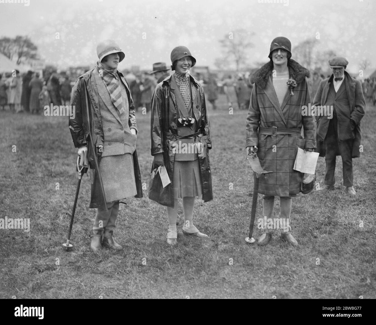 Beaufort Hunt Punkt zu Punkt Leighterton. Lady Morvyth Benson , Lady Apsley , Mrs Menzies ( rechts ) 1931 Stockfoto