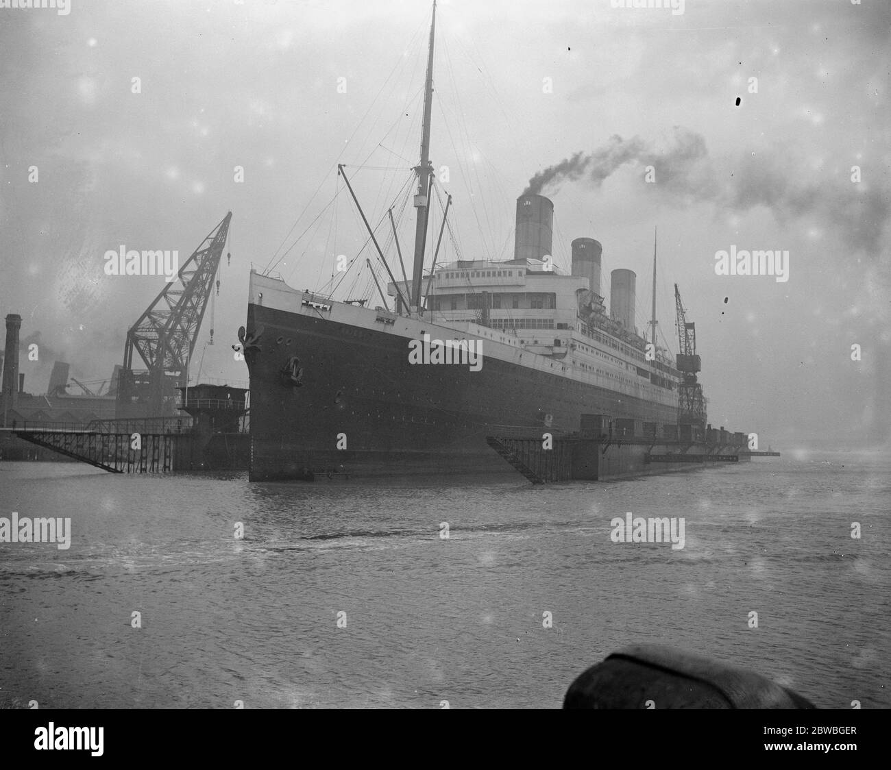 Der White Star Liner SS Majestic im größten schwimmenden Dock der Welt in Southampton Stockfoto