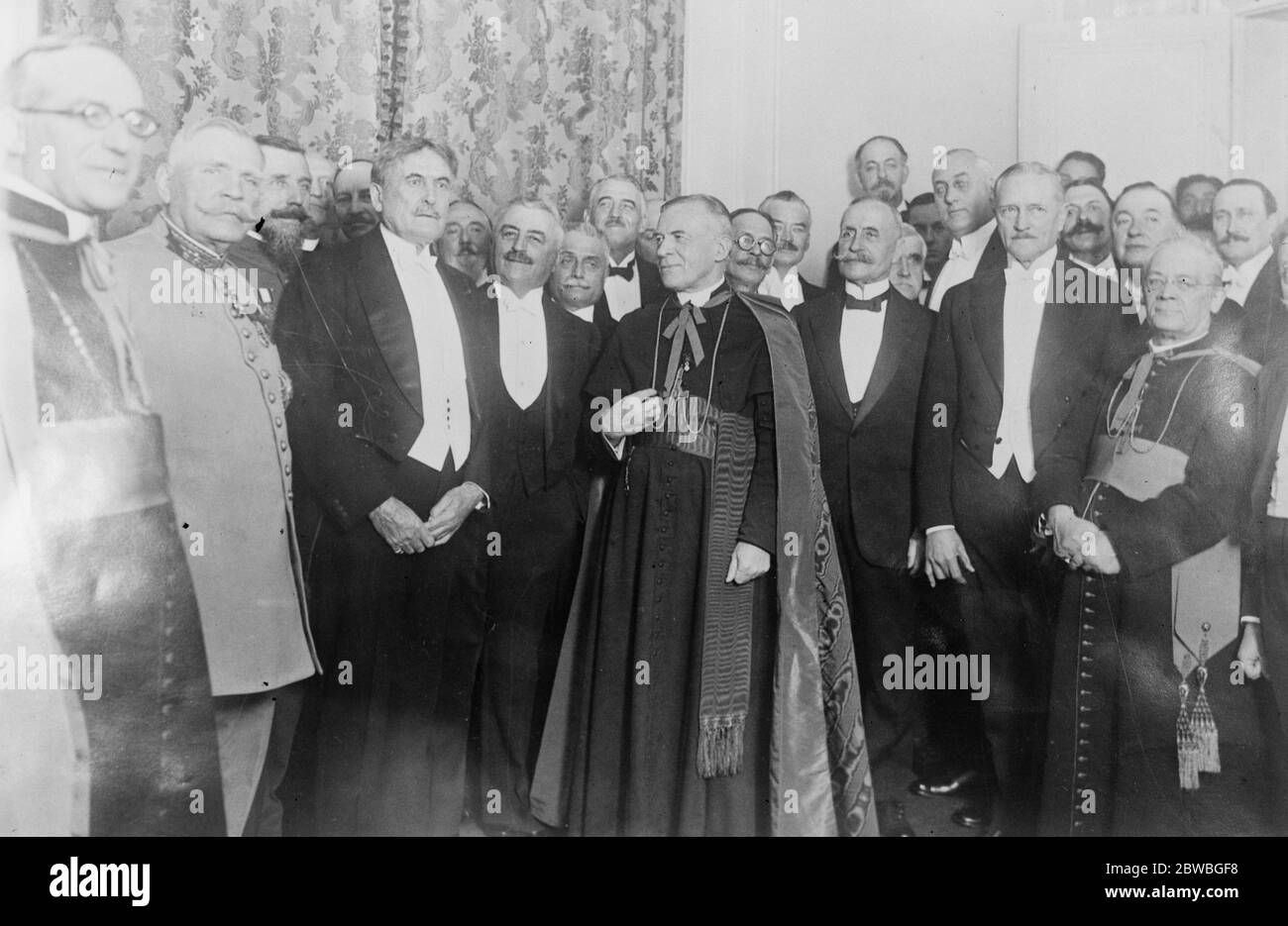 Ein historisches Bild von einem großen Dank geben Versammlung im Hotel Du Palais D ' Orsay . Von links nach rechts: M. Chaptal, Marschall Joffre, Gen Gouraud, (mit Bart), Herr Myron T Herrick, Marschall Franchet d ' Esperey, Kardinal Dubois, Erzbischof von Paris, der den Vorsitz führte, Marschall Foch, General Pershing, M Baudrillart der französischen Akademie und einer der berühmten 40 Unsterblichen von Frankreich. 30. November 1923 Stockfoto