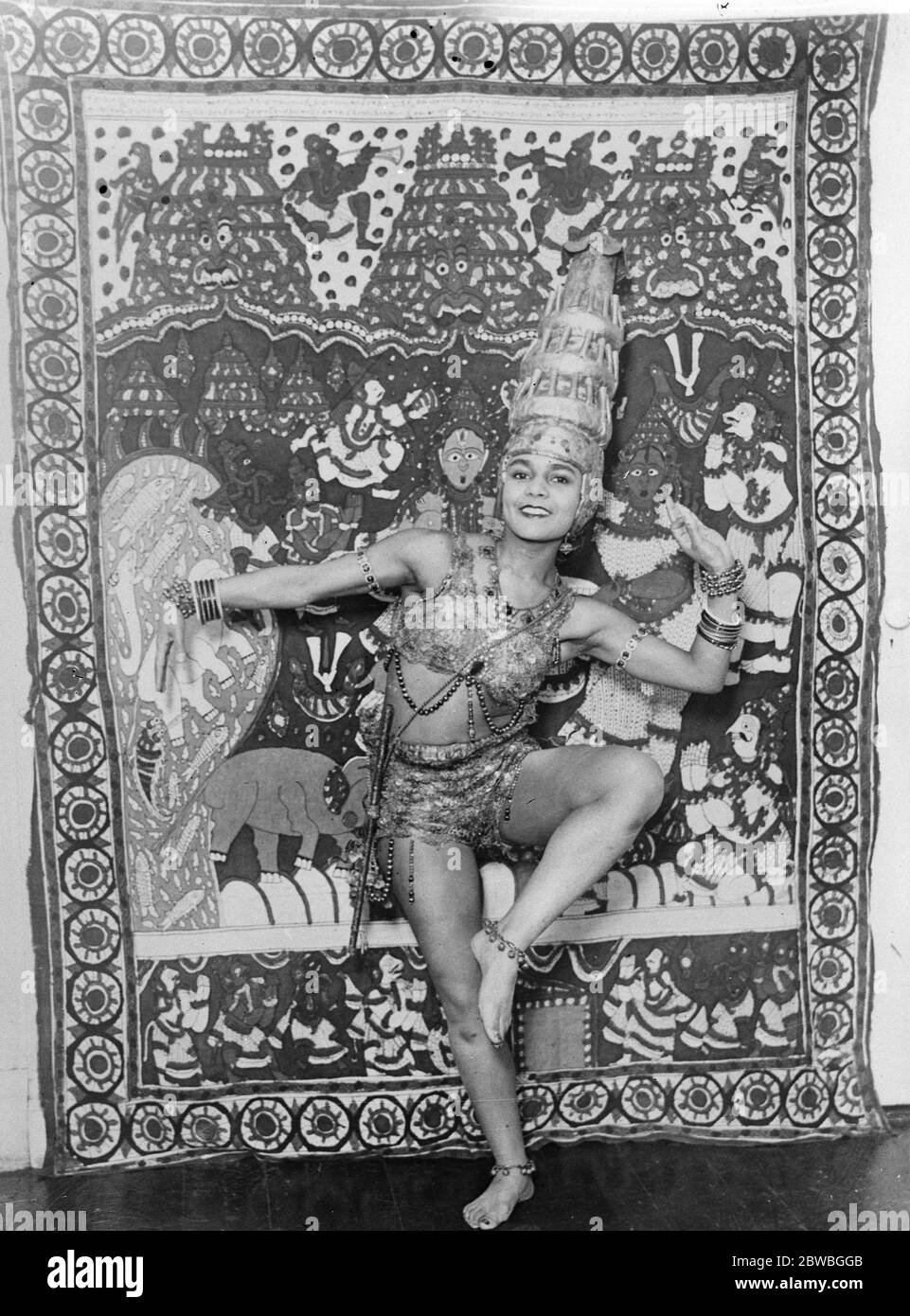 Ihre Zehen übersetzen die Religion des Orients Prinzessin Nyota Inyoka, die halb Hindu und halb Ägypter ist, wird in ihrem Studio in New York Rendering "der Tanz von Krishna" gehädigt. Prinzessin Inyoka hat eine lange Studie über die Kunst und die Religion des Orients, wie in den Tanz 17 märz 1924 ausgedrückt Stockfoto