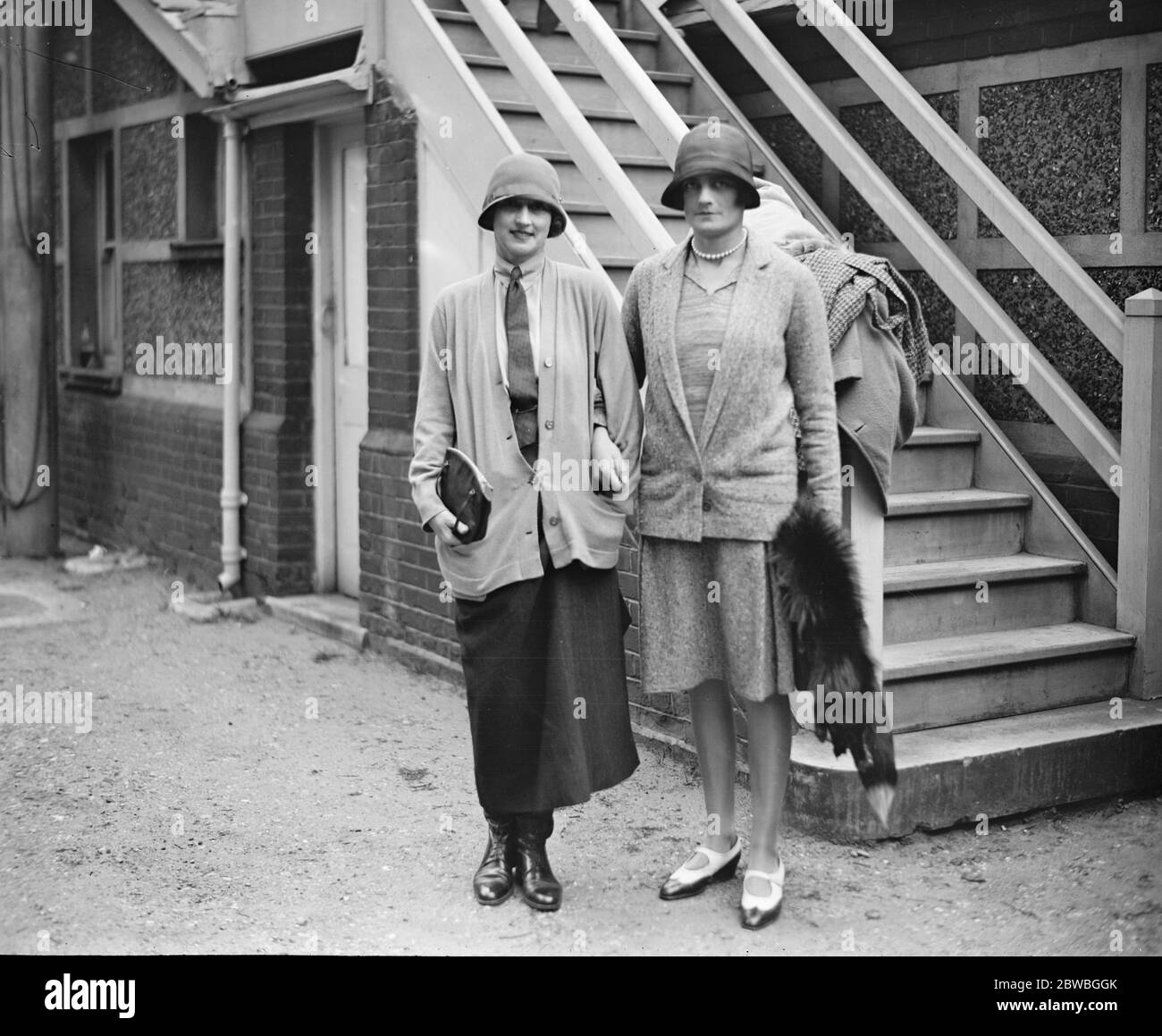 Polo im Hurlingham Club , London - Queens Bays gegen 10. Hussars Lady Wodehouse und Hon mrs Gilbert Greenall 16. Juni 1928 Stockfoto