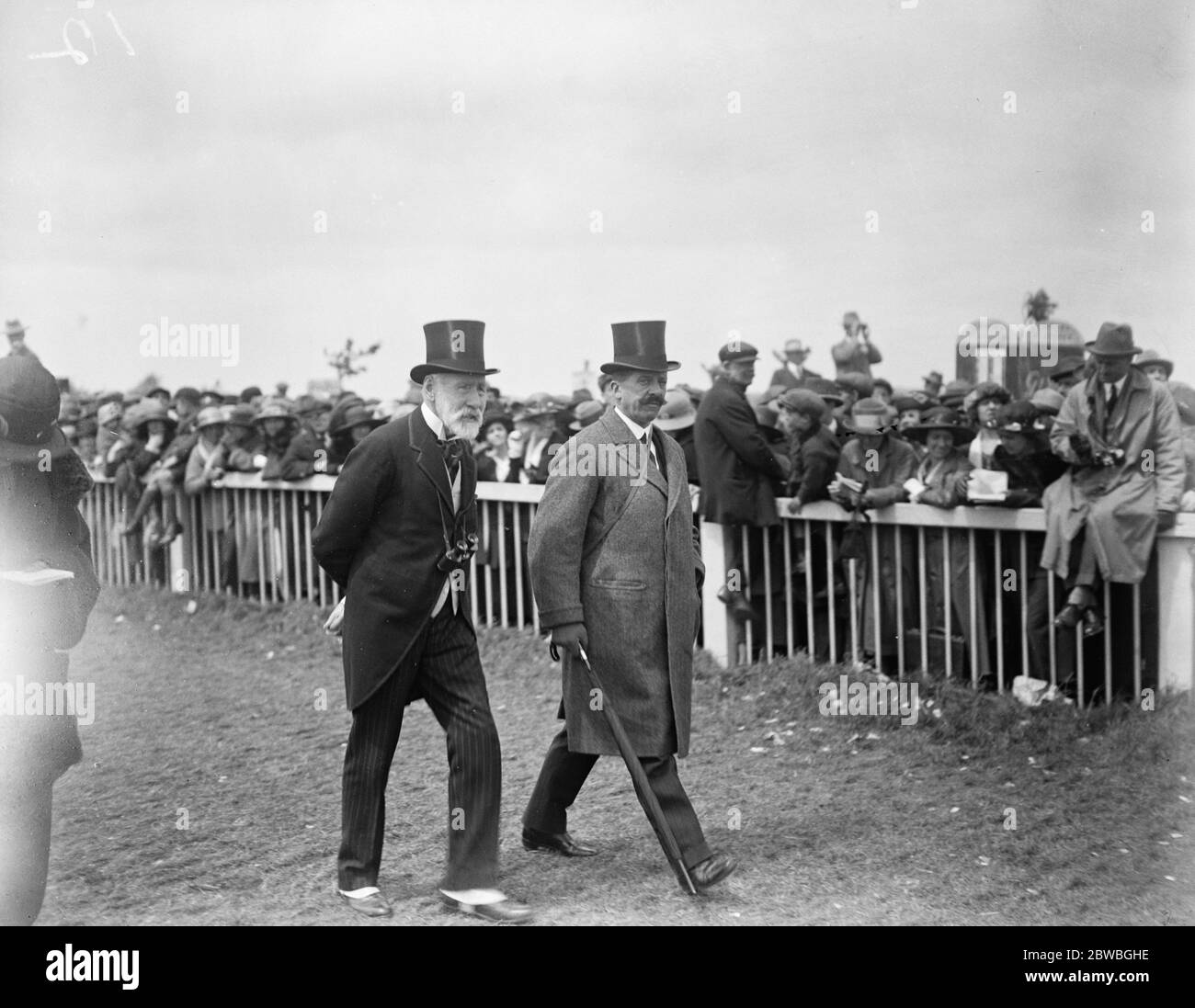 Gesellschaft in Epsom am Oaks Tag . Der Earl of Fitzwilliam (rechts). Juni 1923 Stockfoto