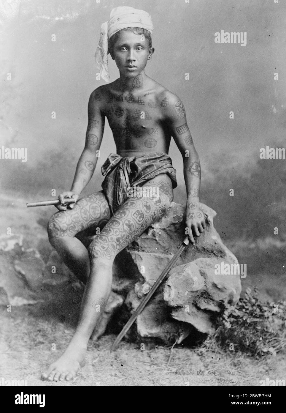 Tätowierung als Hilfe zur Balz . Ein Shan Jugend eines burmesischen Landdorfes, die, nach dem Ausmaß seiner Dekoration zu beurteilen, sollte jedes unverheiratete Mädchen in der Stelle zu seinen Füßen haben. 28. November 1922 Stockfoto