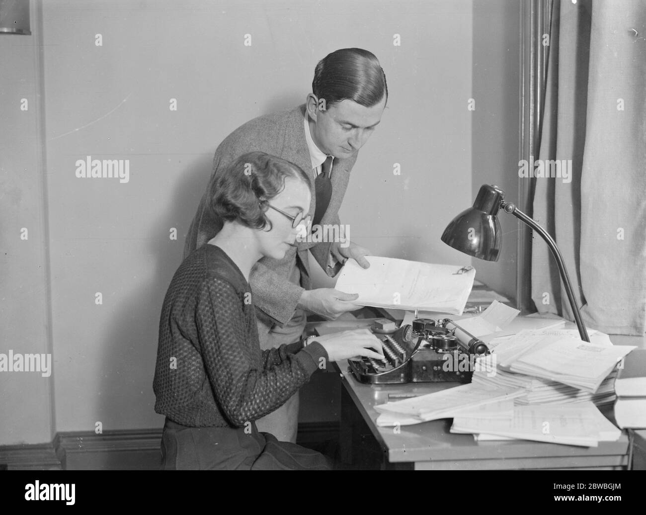 Parlamentswahlen . Frau Betty Fraser , Labour-Kandidatin für Streatham . Sie ist hier in ihrem Büro gesehen, Assister von ihrem Mann, Herr R B Fraser, und canvasing. Oktober 1931 Stockfoto