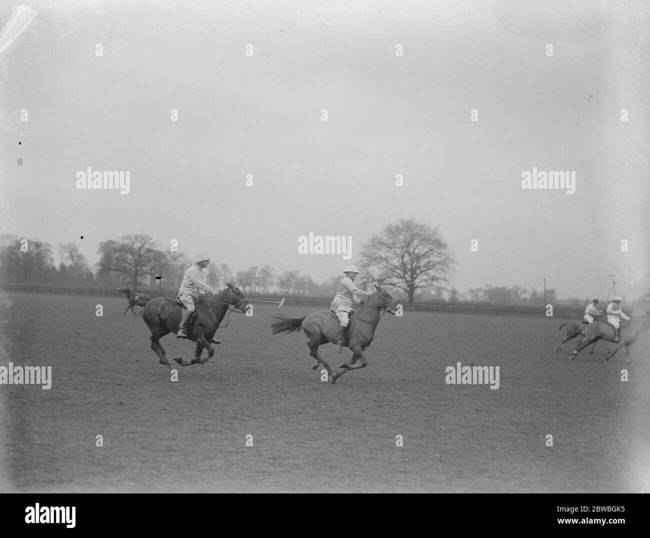 Eröffnung der Saison 1921 ' s Notable Polo Herr Lambton ( links ) und Herr Drage in einem Rennen um den Besitz 6 April 1921 Stockfoto