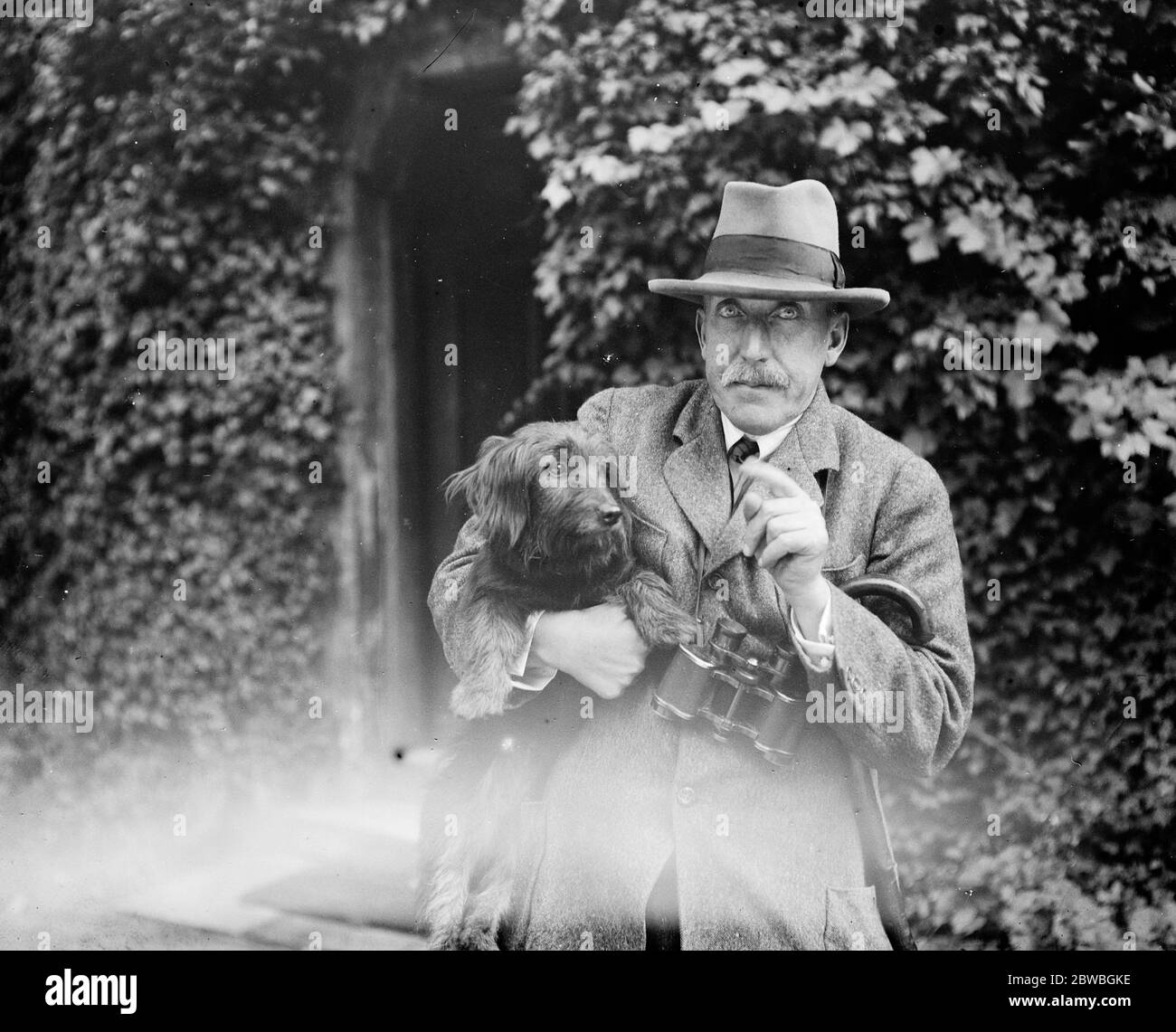 Der Herzog von Schleswig Holstein (besser bekannt in diesem Land als Prinz Albert von Schleswig Holstein) hat einige Dreharbeiten auf seinem Anwesen in Primkinau genossen. Hier der Herzog mit seinem Hund Schnapps 1922 Stockfoto