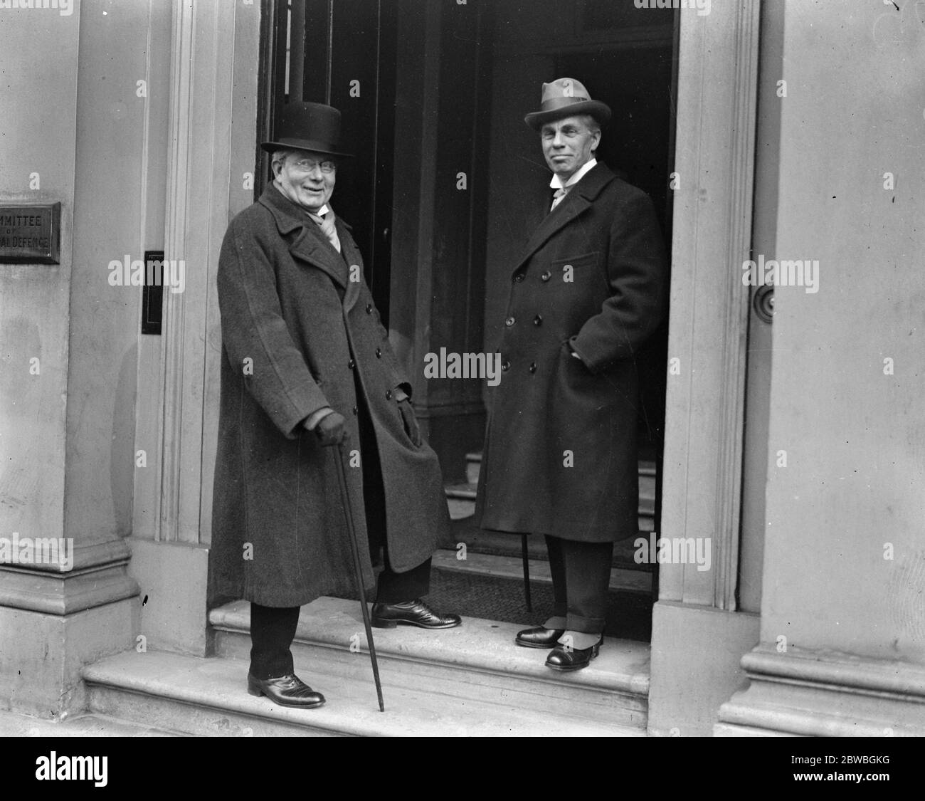 Die Fine Arts commission befindet sich in Whitehall Gardens. Sir George Frampton, RA, und Herr D Y Cameron, RA (rechts), Ankunft. März 1924 Stockfoto