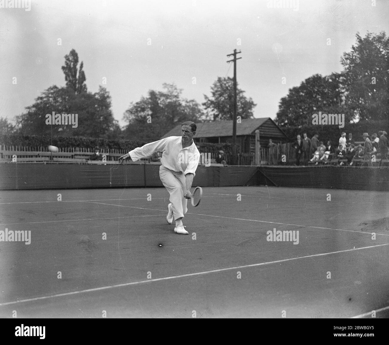 England gegen Holland Tennis Spiel in Roehampton . JB Gilbert (England) im Spiel gegen G R Castendyk (Holland). 25. September 1922 Stockfoto