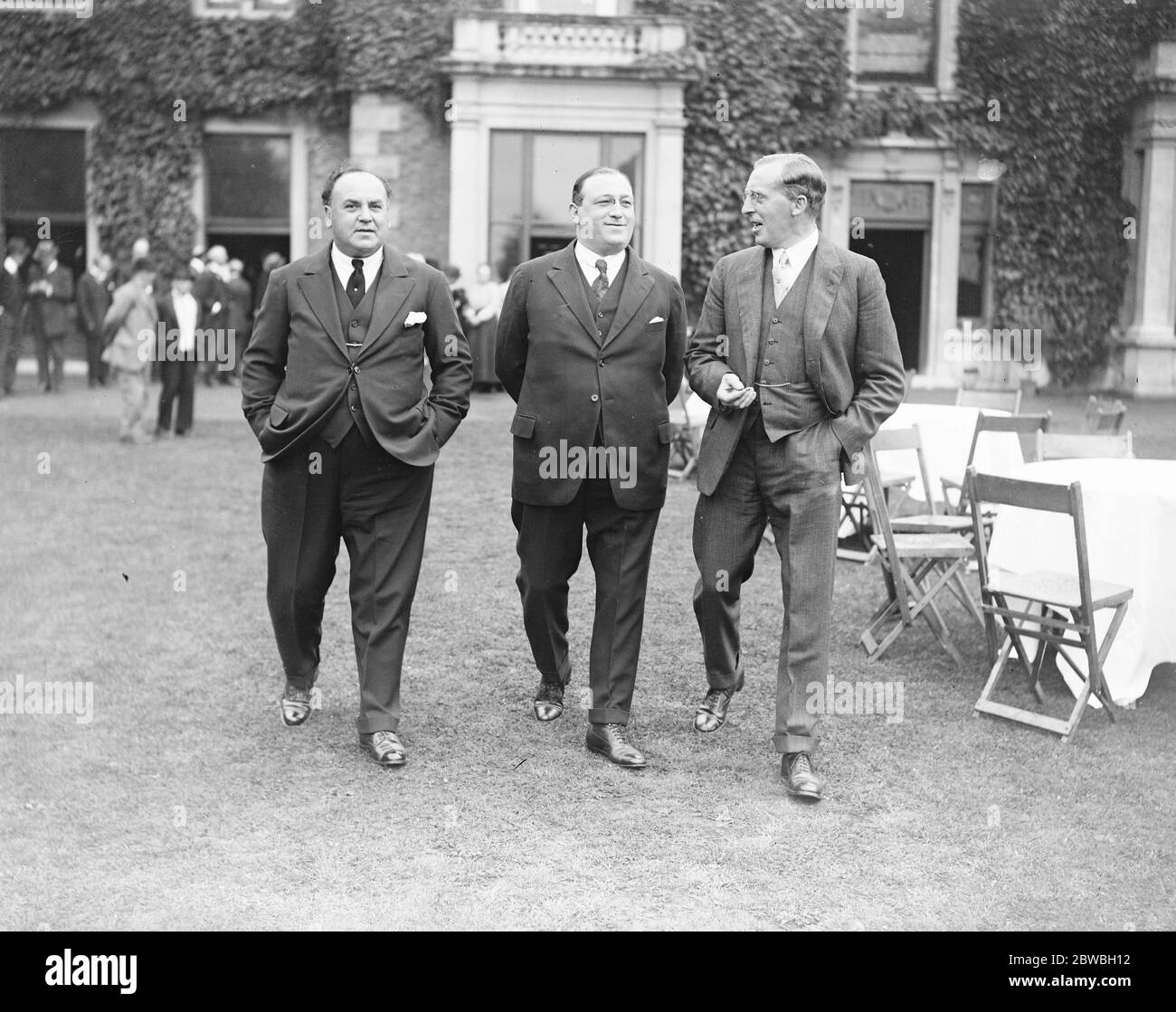 Alte Stars unterhalten sich in Twickenham links nach rechts Harry Claff , Julian Wylie und EIN H G Gillespie 1922 Stockfoto