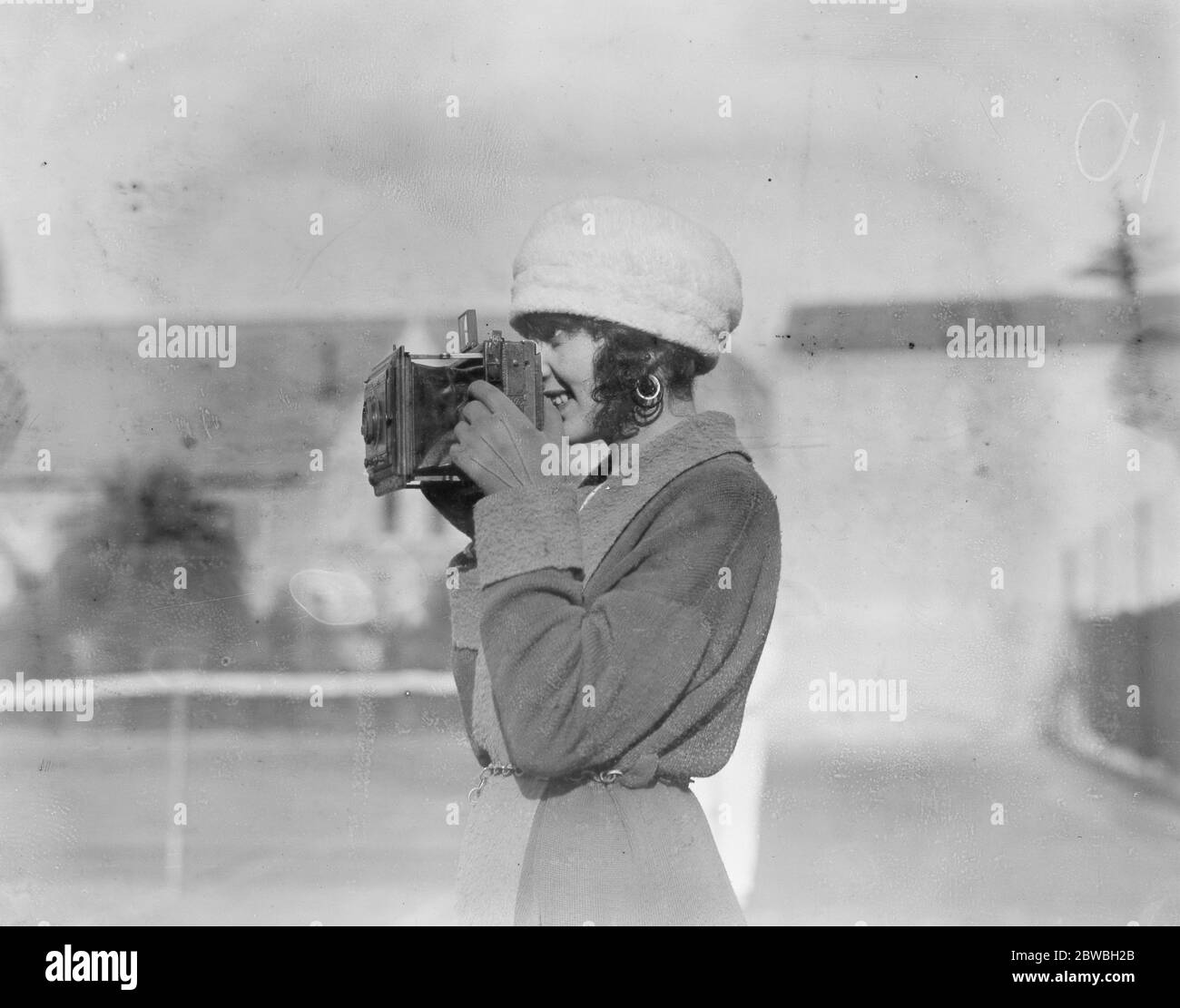 Eine hübsche französische Pressefotografin an der riviera 19. Januar 1921 Stockfoto
