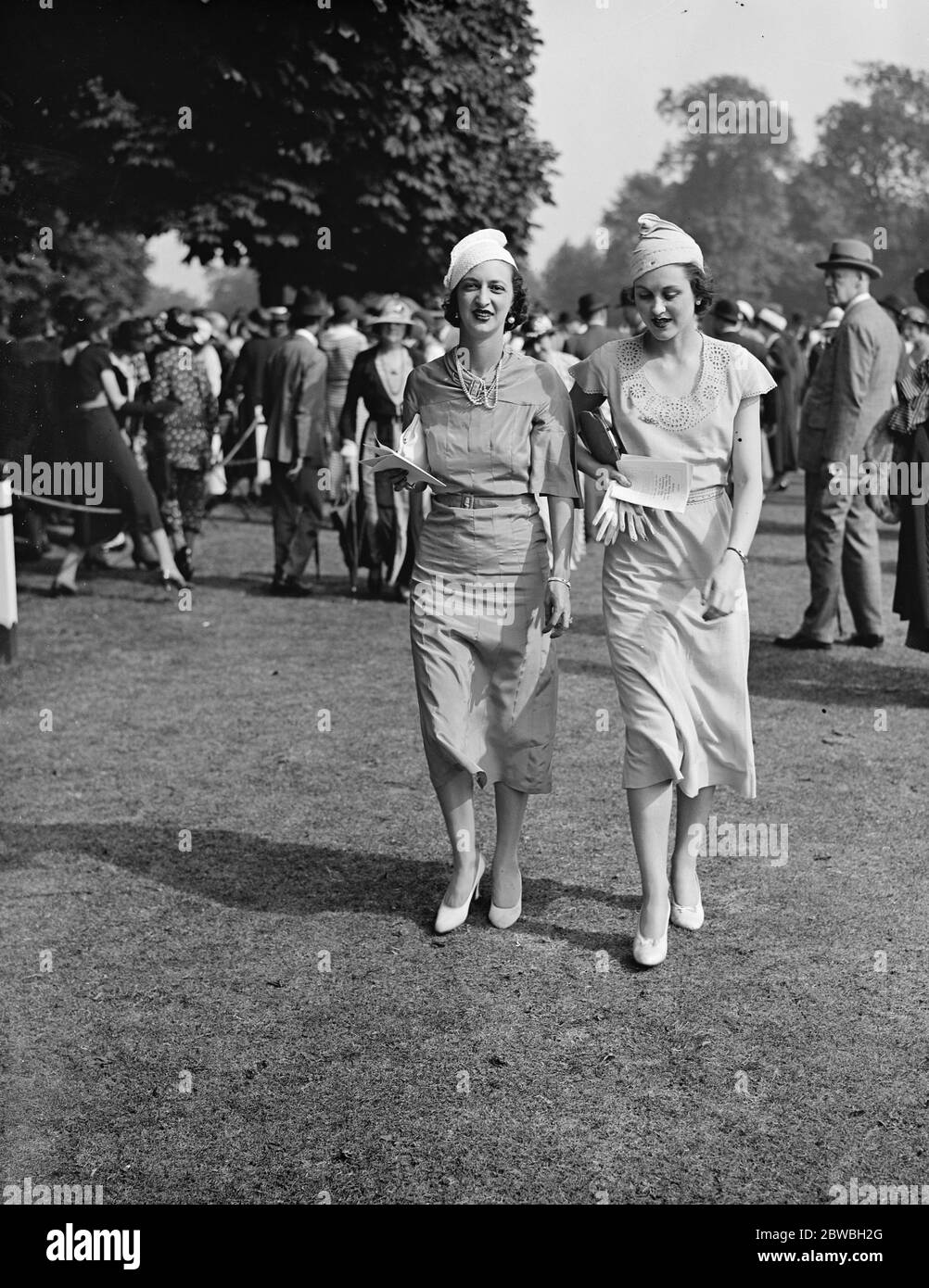 Ranelagh Bauernhof Polo Club . Royal Navy gegen Royal Airforce für den "Duke of York' s Challenge Cup" Frau Kenneth Holway ( links ) 6. Juli 1933 Stockfoto