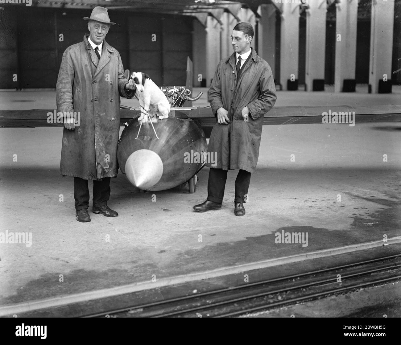 Die Meile eine Minute Segelflugzeug . Rekordflieger Major Gnospelius ( links ) und Mr Lancaster Parker mit ihrem Rekordflugzeug 30. Mai 1923 Stockfoto