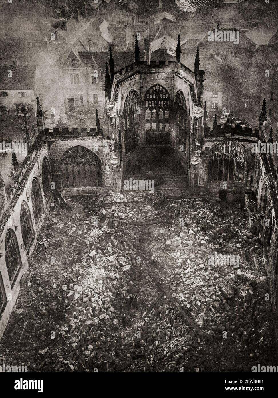 Die Ruinen der Coventry Cathedral (dem Heiligen Michael geweiht), nach dem Coventry Blitz, einer Reihe von Bombenangriffen, die auf die englische Stadt Coventry stattfanden. Die Stadt wurde während des Zweiten Weltkriegs mehrmals von der deutschen Luftwaffe bombardiert. Die verheerendsten dieser Angriffe ereigneten sich am Abend des 14. November 1940, als die Kathedrale getroffen wurde. Stockfoto
