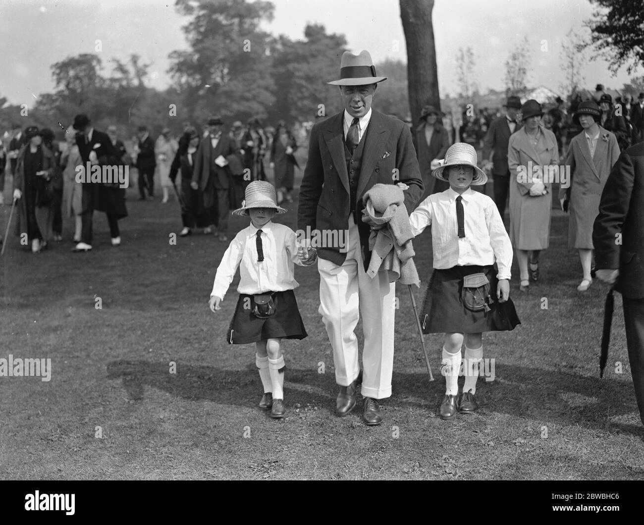 Ranelagh Pony gymkhana . Flügelkommandant Louis Greig mit seinen kleinen Töchtern Bridget und Jean. 1926 Stockfoto