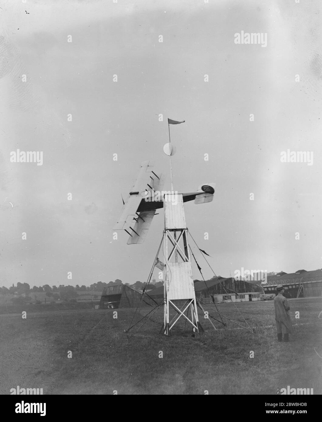 Eine Avro-Maschine, die den Mast am 5. Juli 1919 in Hendon rundet Stockfoto