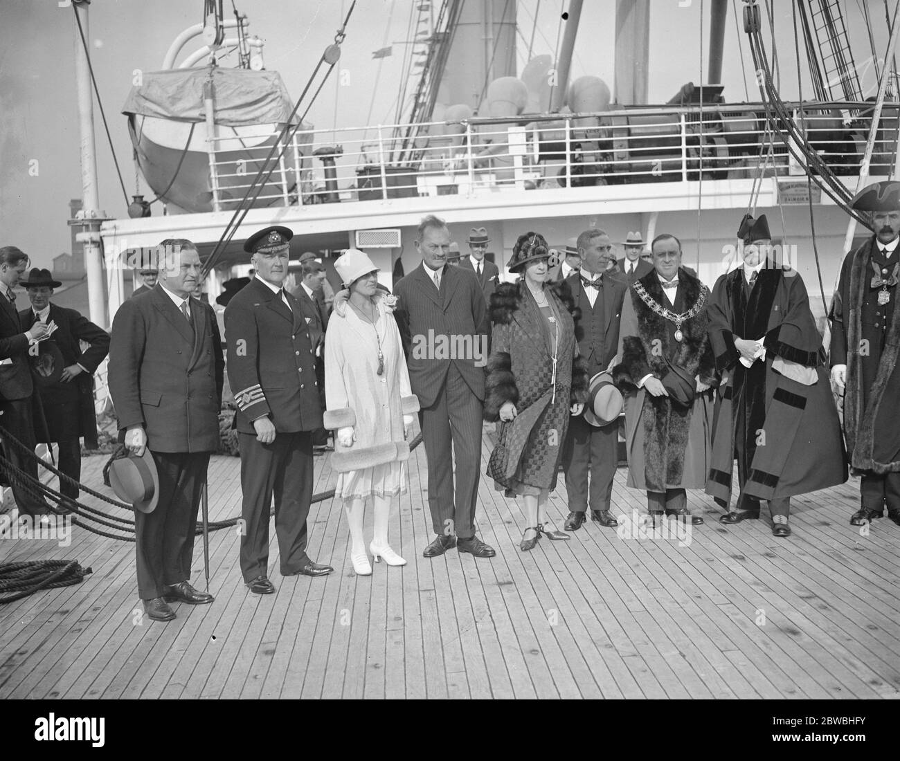 An Bord der SS Empress of France , Southampton zweiter von links Kapitän Griffiths ( Skipper ) und rechts Bürgermeister von Southampton Alderman J E Silverman Stockfoto
