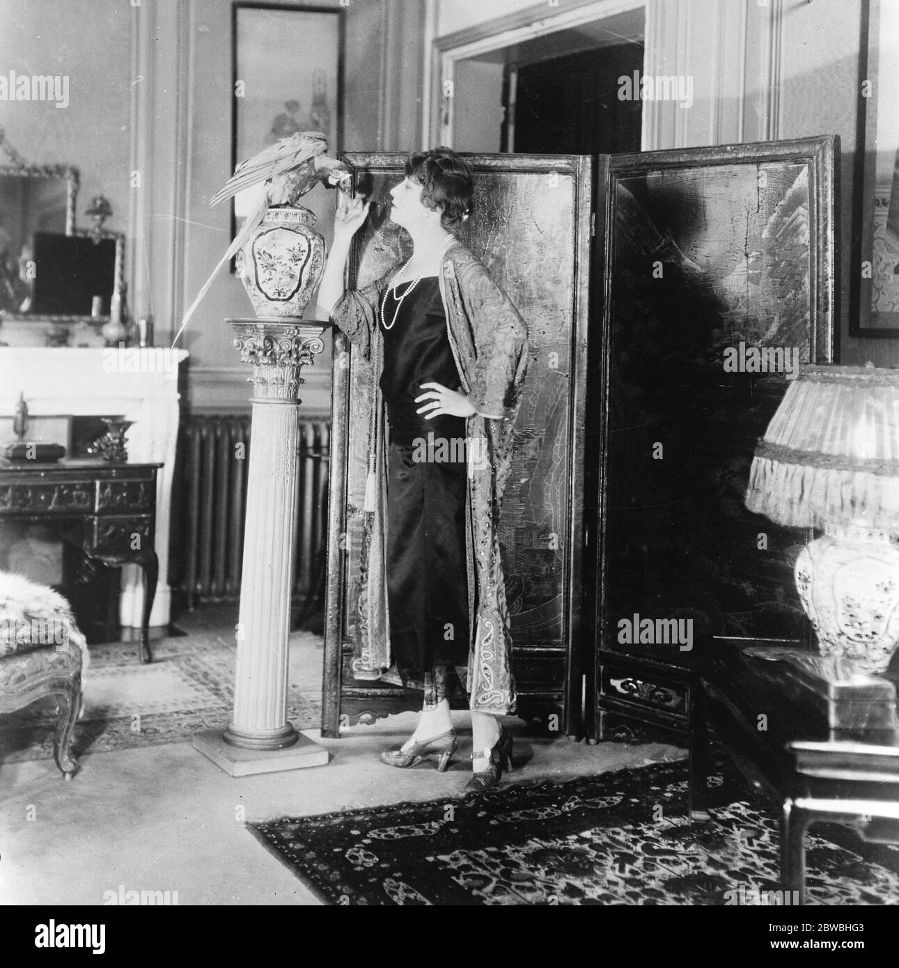 Berühmte Schauspielerin und ihr £ 350 Papagei Mlle Gabrielle Dorziat , die berühmte französische Schauspielerin , in ihrem chinesischen Salon mit dem Papagei, die sie für £ 350 14 Februar 1924 gekauft Stockfoto