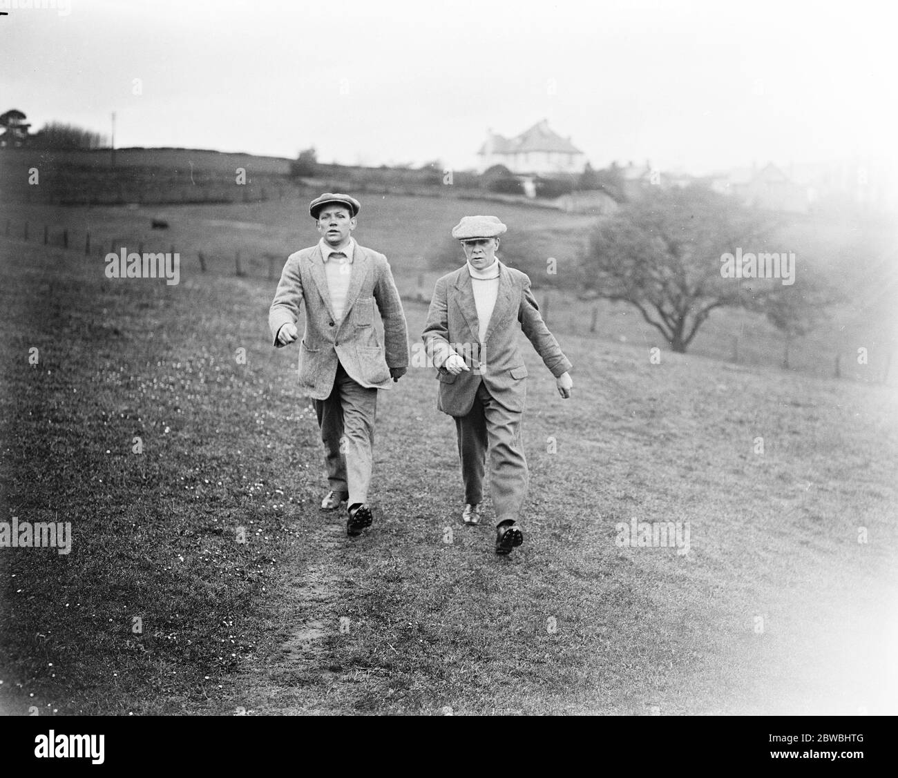 Jimmy Wilde fit zu Pancho Villa für den Titel der Welt Wilde mit seinem Trainer treffen, Benny Williams aus für einen scharfen Spaziergang auf den Welsh Hills 2 Mai 1923 Stockfoto