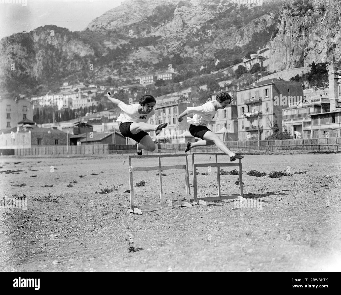 Damen Olympische Spiele in Monte Carlo . Miss Wright und Miss Hatt, zwei der englischen Konkurrenten, die eine Hürde in feinen Stil. 15. April 1922 Stockfoto