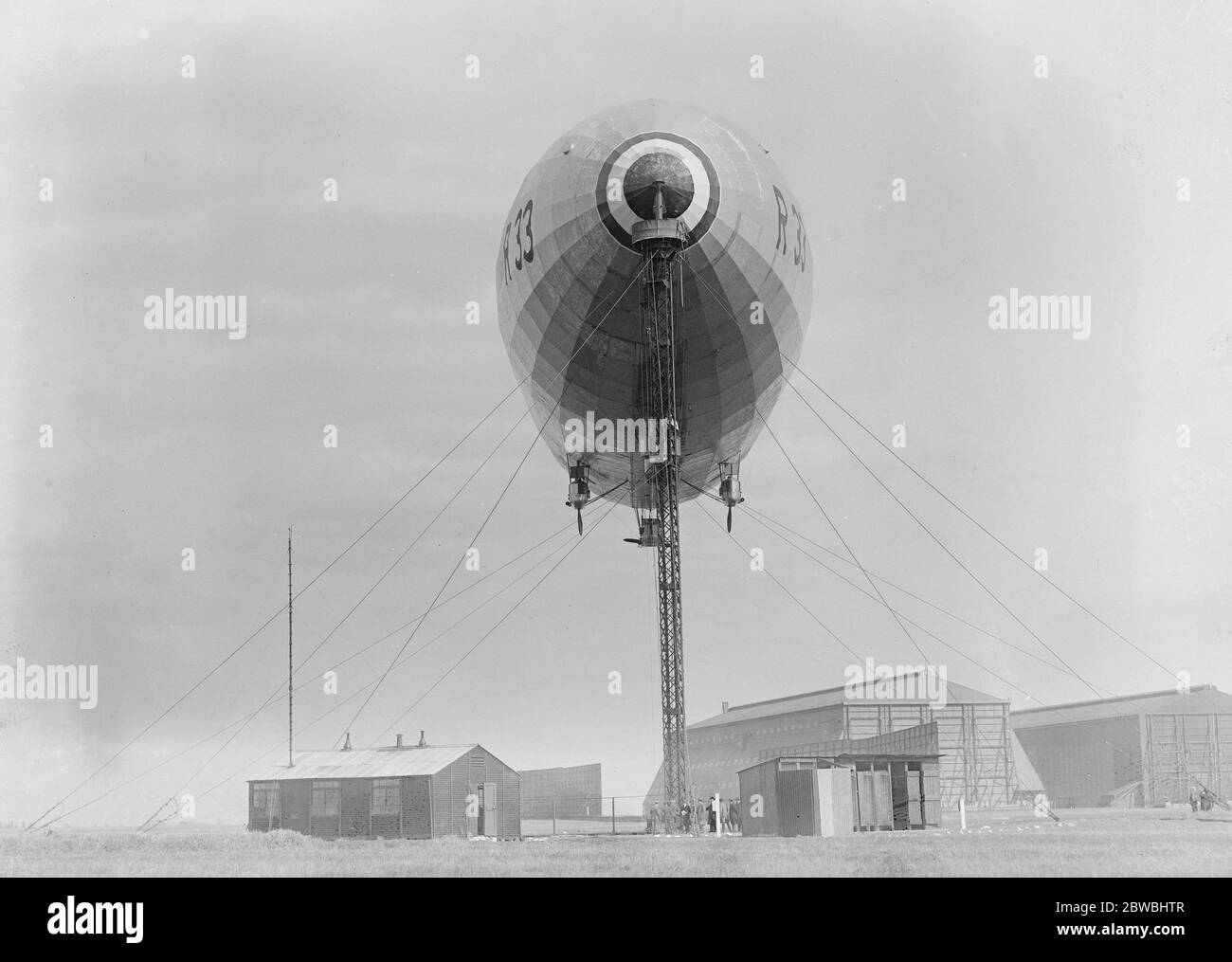 Wichtige Festmasttests an der Pulham Air Station Was das Auge des Windes sieht. Die bemerkenswerte Erscheinung präsentiert von den Masten und vertäuten Luftschiff, wie sie zum Wind schwingt 24 März 1921 Stockfoto