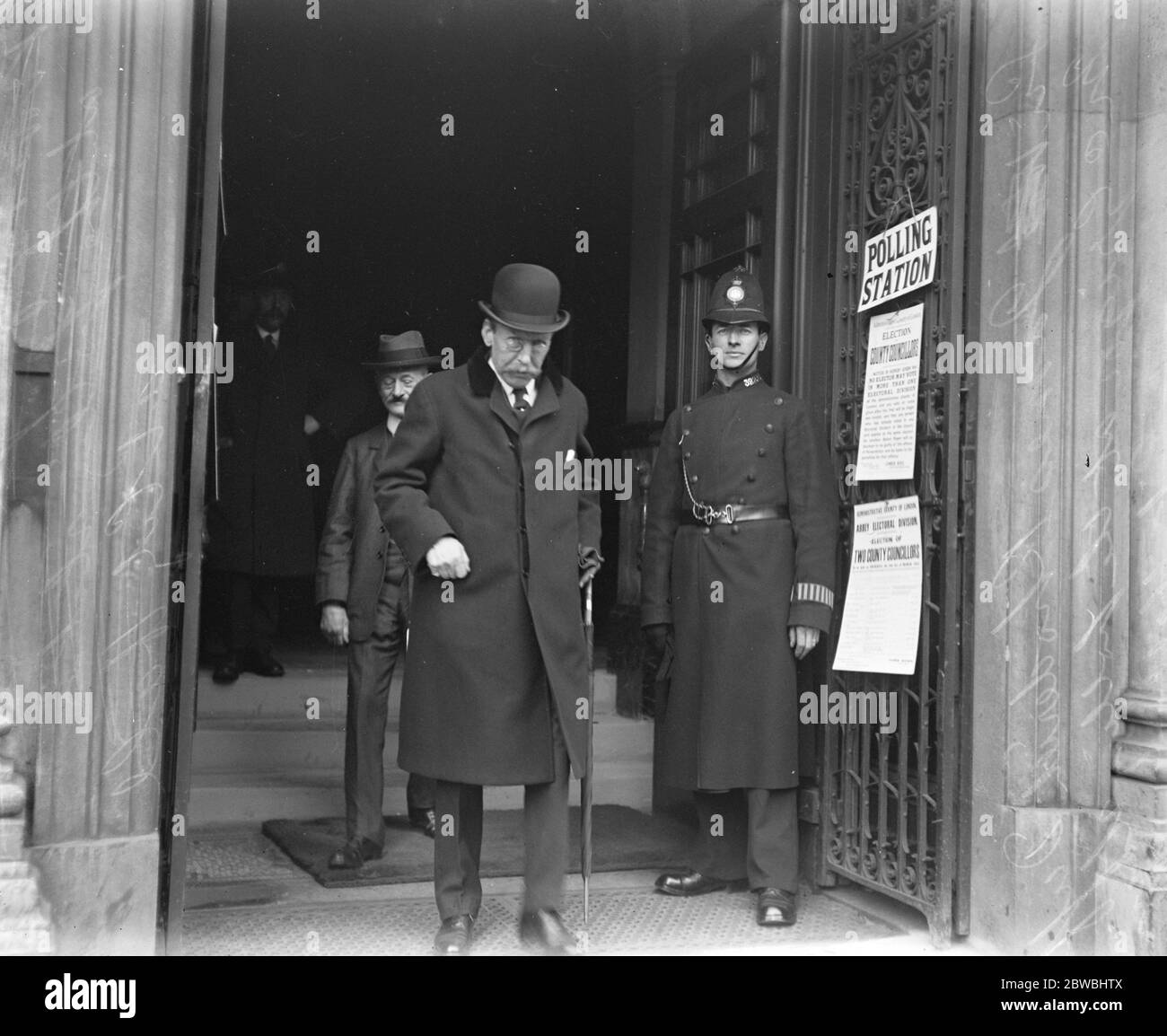 Sehr geehrte Wähler bei den L C C Wahlen Sir james R D McGrigor B T Verlassen des Rathauses, Westminster nach der Abstimmung 2 Mai 1922 Stockfoto