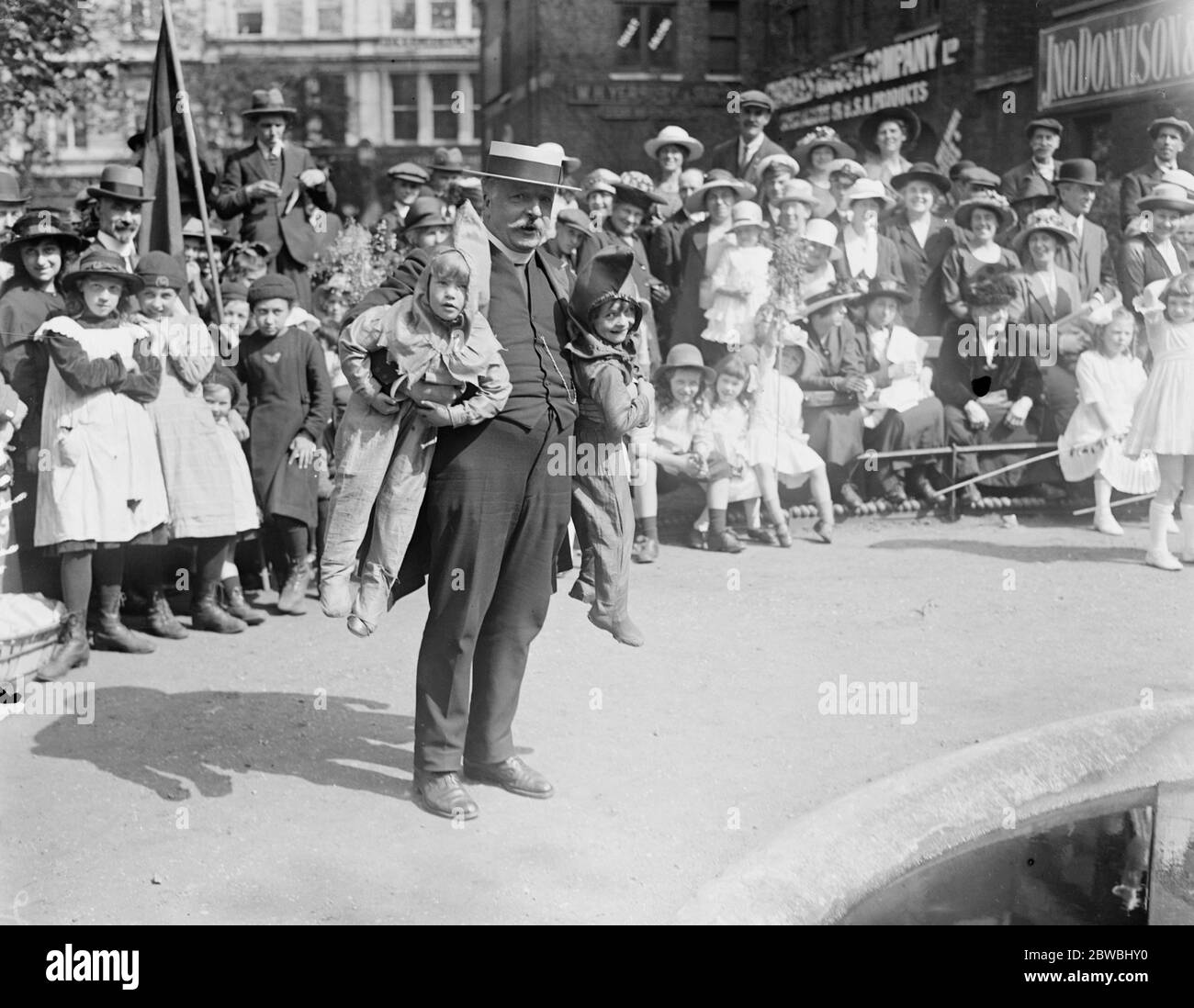 Krönung der May Queen in St. Botolph ' s Bishopsgate Rev W Hudson shaw mit zwei der kleinen Elfen . Die auf der rechten Seite ist Helen Derwent, Miss Maude Royden ' s adoptierte Tochter 21 Juni 1919 Stockfoto