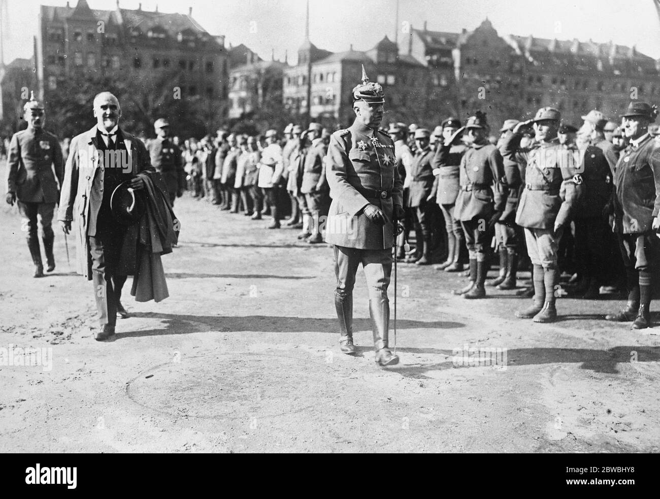 Großer deutscher Tag in Nürnberg ist ein bayrischer Mussolini erschienen? General von Ludendorf inspiziert die Träger der Swastika 5. September 1923 Stockfoto