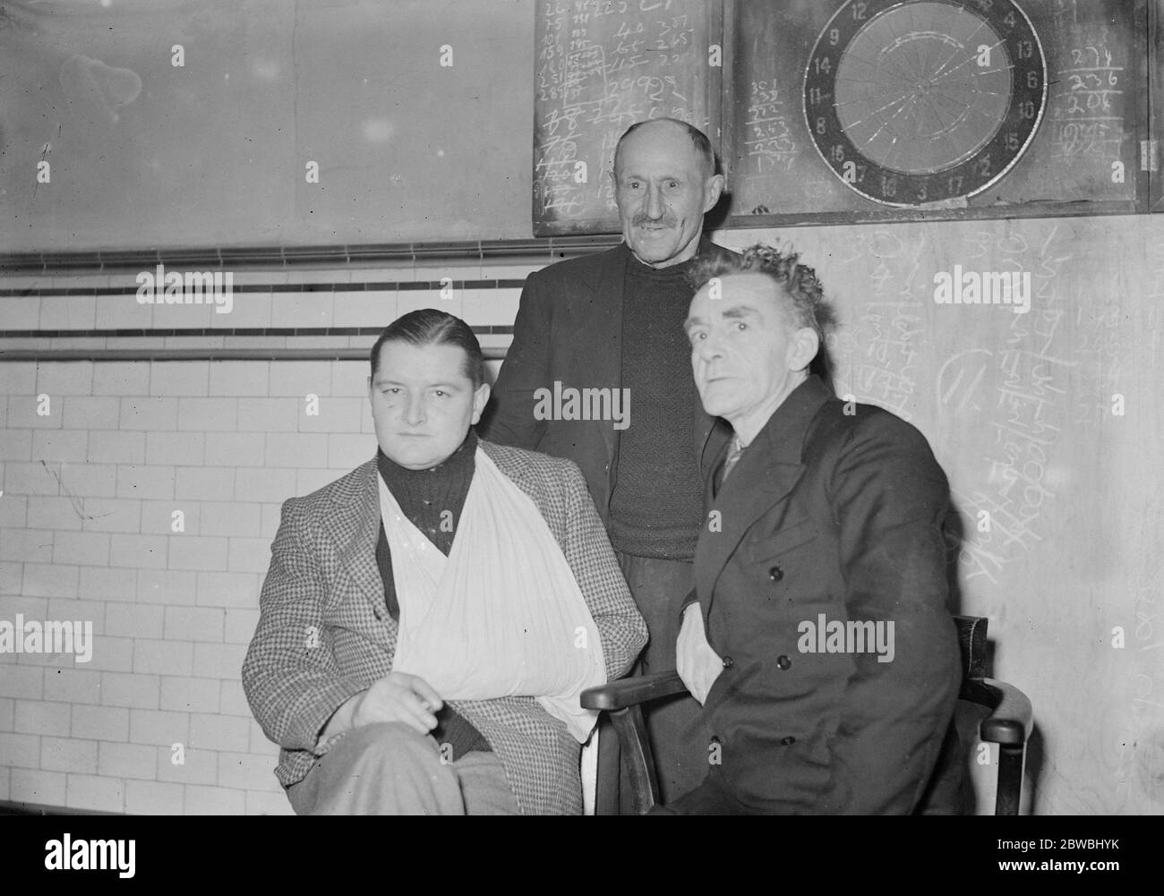 Überlebende der U-Boot-Angriffe auf Handelsmarine Schiffe im Red Ensign Club . Von links nach rechts sind; M E Green, Ingenieur ( ' MS Inverlane ' ) , Olaf Malmberg ( Napier Star ) P L Jordan , 3. Mate ( ' neutrale griechische Schiff ' ) torpedoed . Februar 1940 Stockfoto