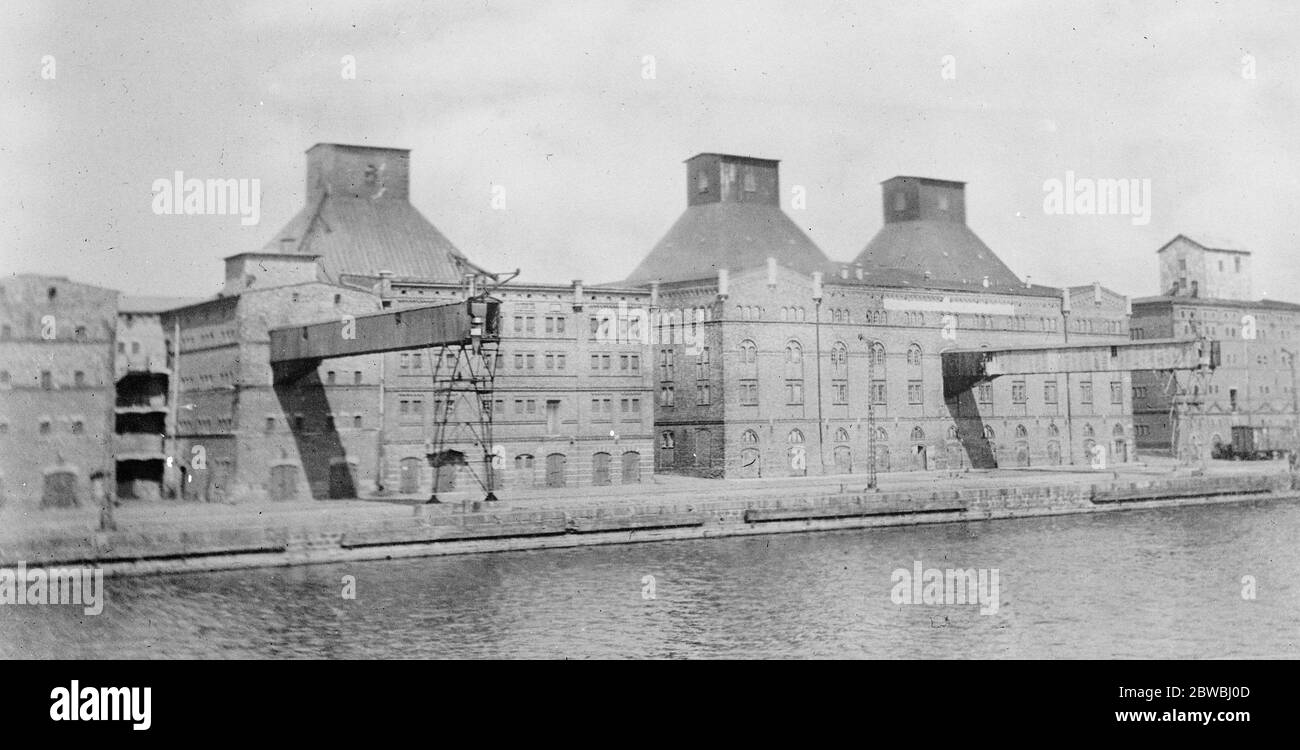 Berühmter Ostseehafen, der vom Krieg zerstört wurde die großen Aufzüge im Hafen von Libau, die jetzt gesperrt sind, weil sie in den Ruin fallen 22. August 1922 Stockfoto