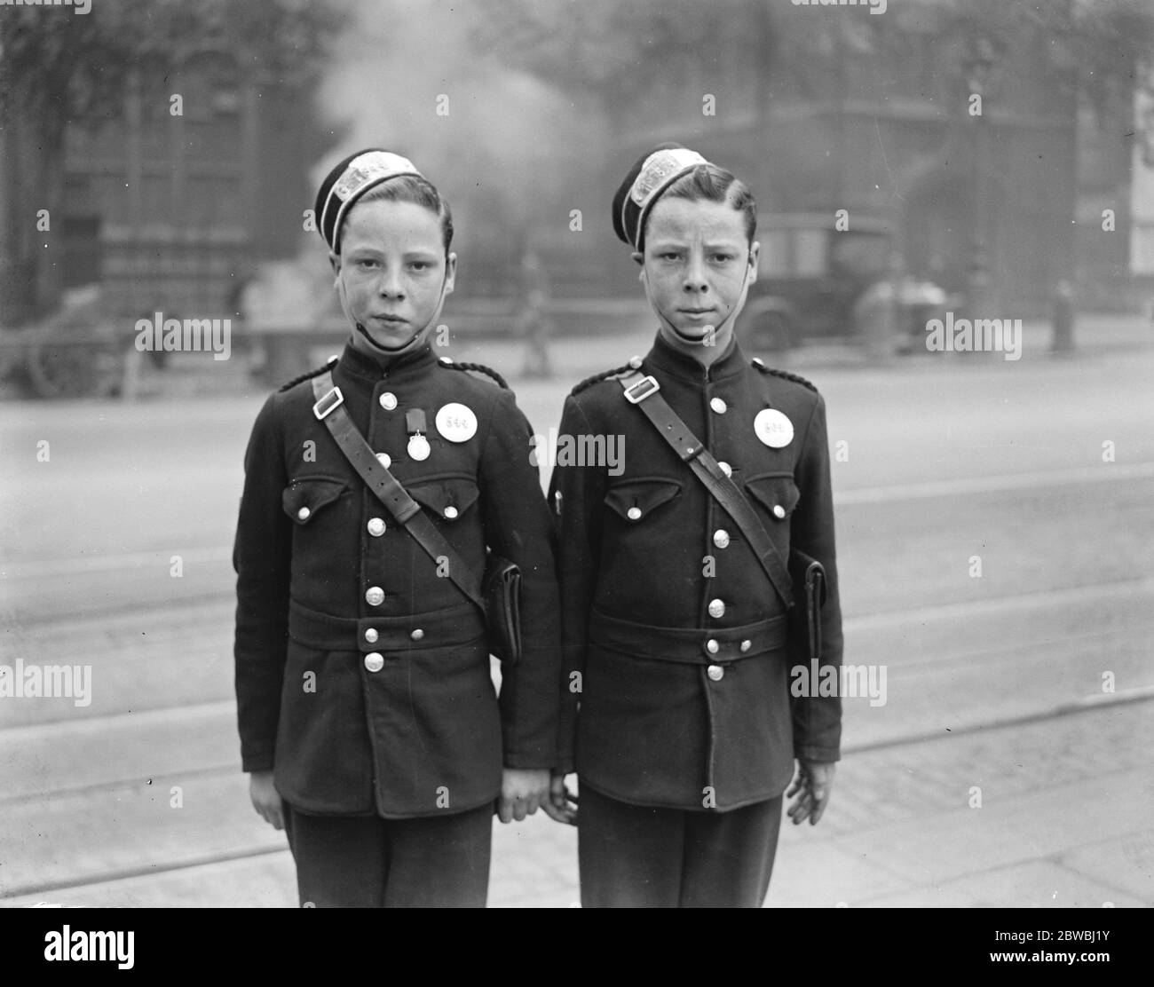 Eine Studie in Ähnlichkeit, der Bote Junge Zwillinge. Geboren am Boat Race Day, Edward Fowles und Richard Fowles, Zwillingsbrüder, im Alter von 17 Jahren, von Upper Ground St Blackfriars, sind so ähnlich, dass sie oft miteinander verwechselt werden. Sie sind District Messenger Boys, und Richard ist vor allem durch seine gute Führung Medaille anerkannt. Richard und Edward Fowles . 18 Juni 1923 Stockfoto