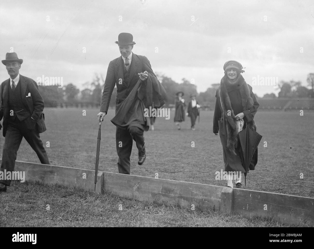 Polo im Hurlingham Club - das Halbfinale des Championship Cup . Lord Cheham und Frau Edgar Brassey . 1922 Stockfoto