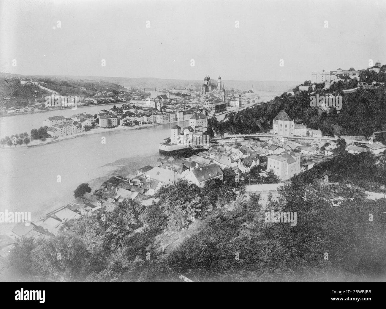 Zwei deutsche Städte verhängten jeweils £25,000. Ein Blick auf die Stadt Passau , die wurde mit einer Geldstrafe von £25,000 von der Ambassadore Conference für Empörung an alliierte Offiziere . Eine ähnliche Geldbuße wurde gegen die Stadt Ingolstadt verhängt. Dezember 1922 Stockfoto